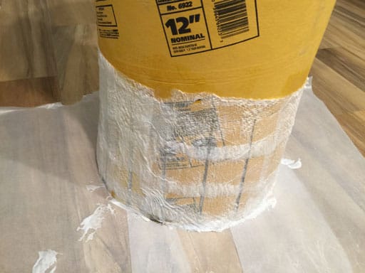 Je commence à couvrir les franges avec du papier mâché